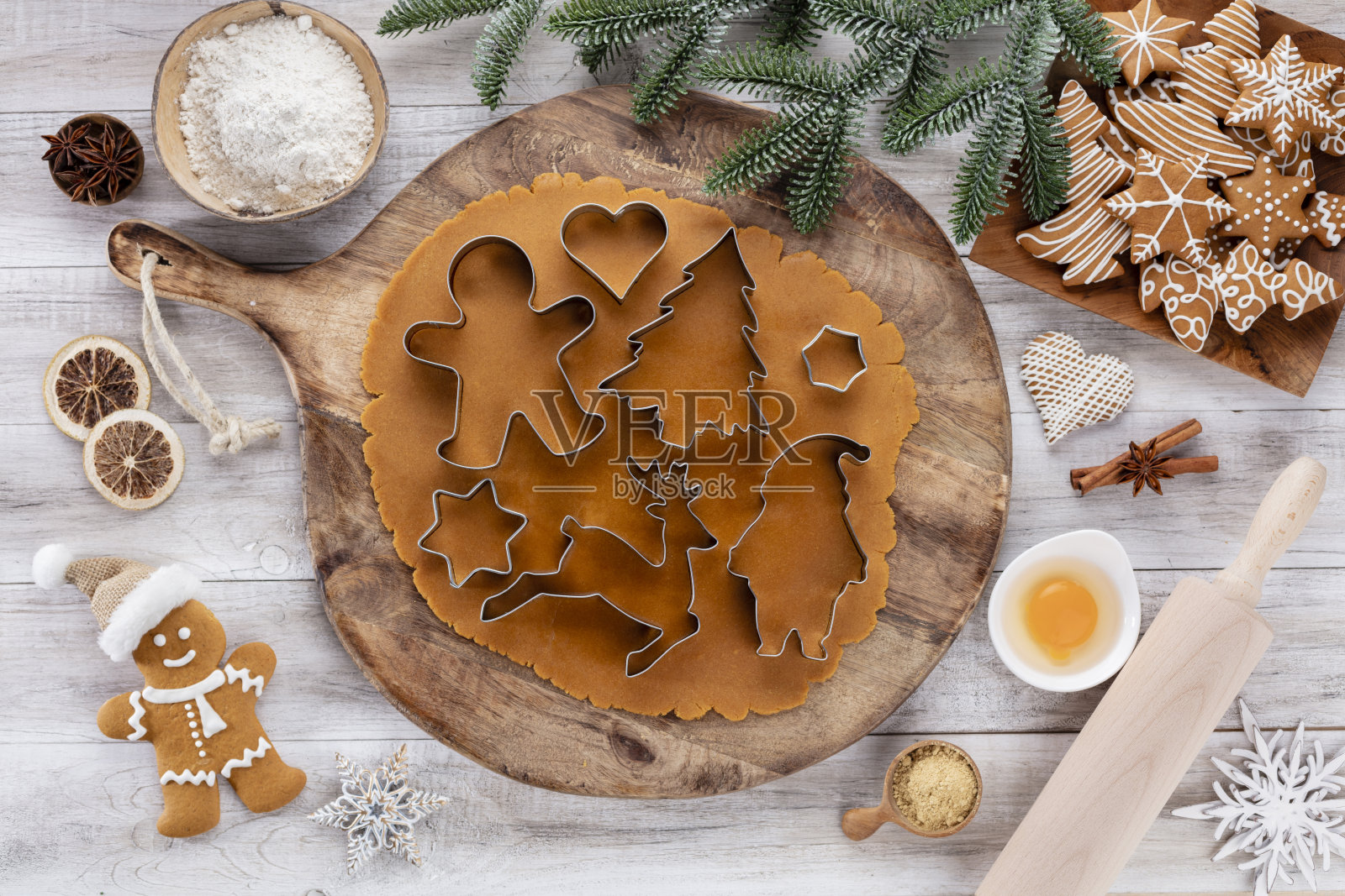 圣诞节、新年烹饪背景。烘焙配料及用具。照片摄影图片