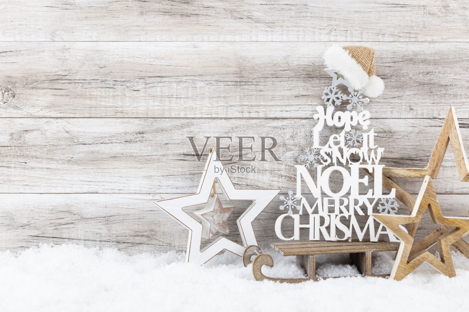 木制背景上的圣诞树。照片摄影图片