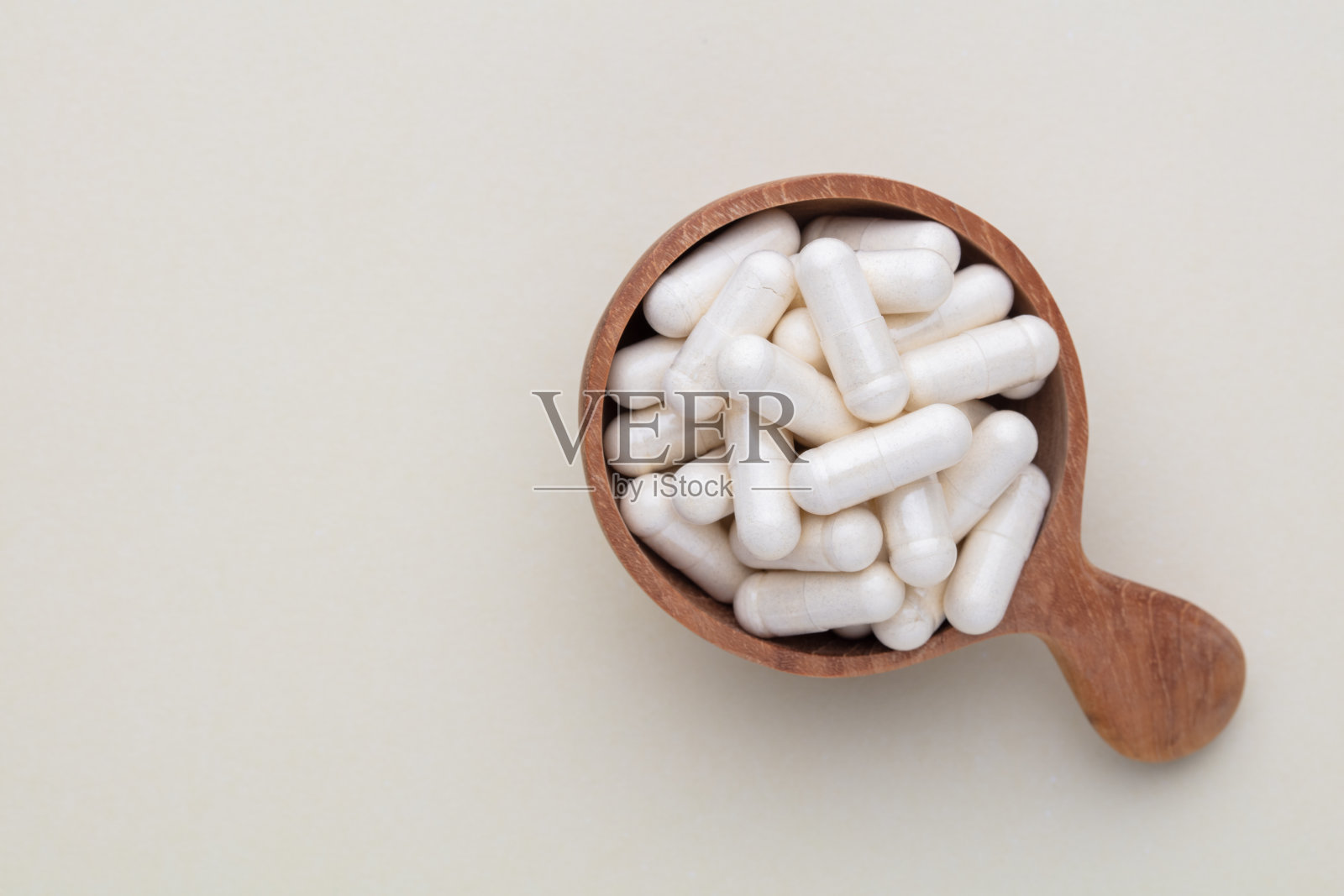 顺势疗法药物补充。替代医学。维生素胶囊。照片摄影图片