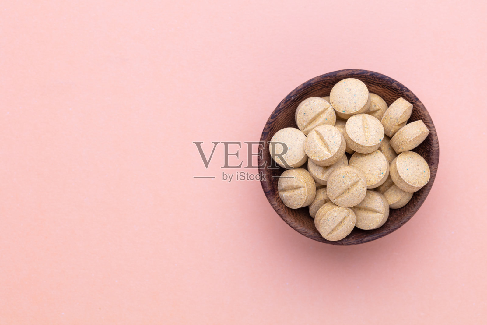 在木勺上放替代药片。照片摄影图片