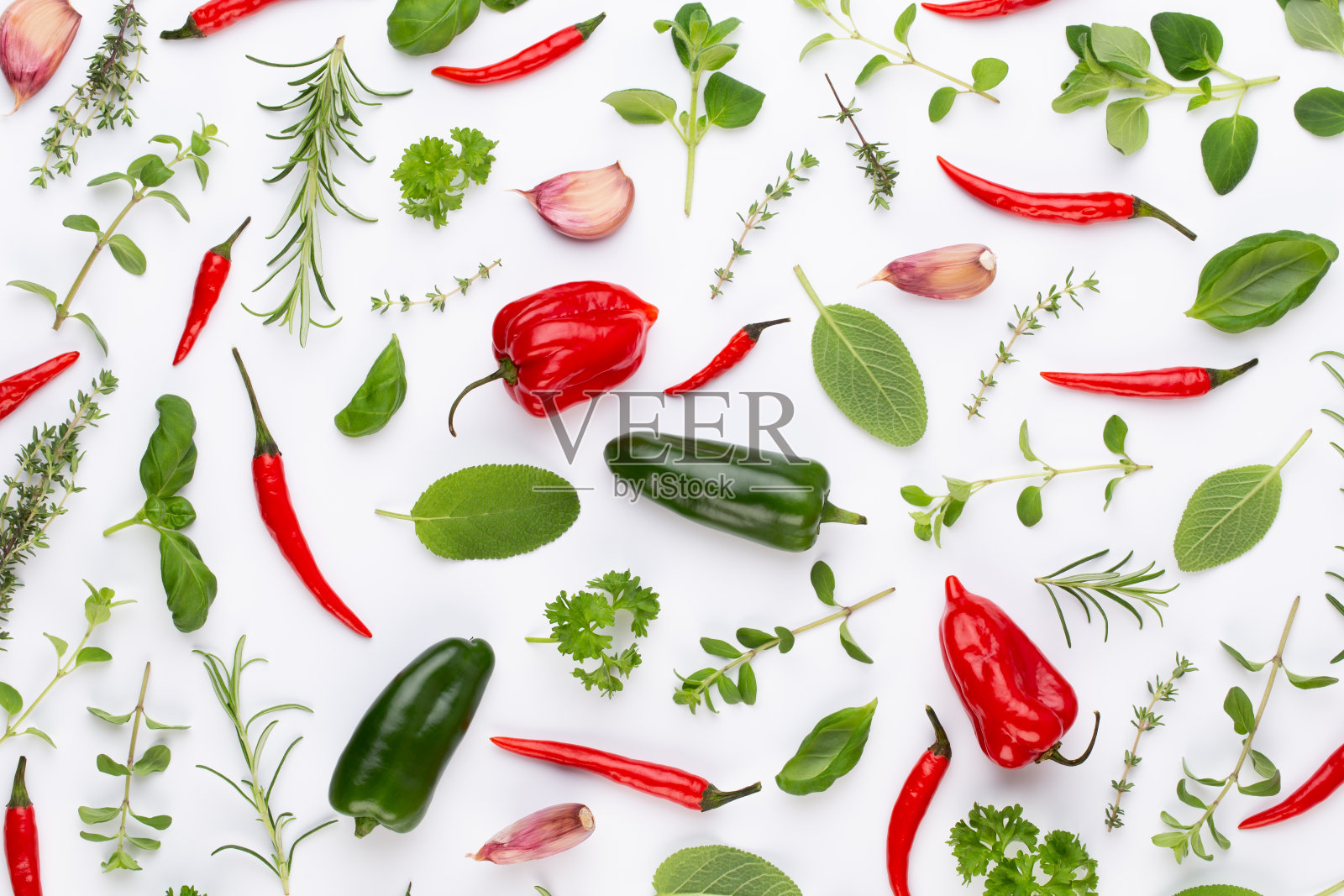 白色背景的香草叶和辣椒。蔬菜模式。花和蔬菜在白色的背景。俯视图，平躺。照片摄影图片