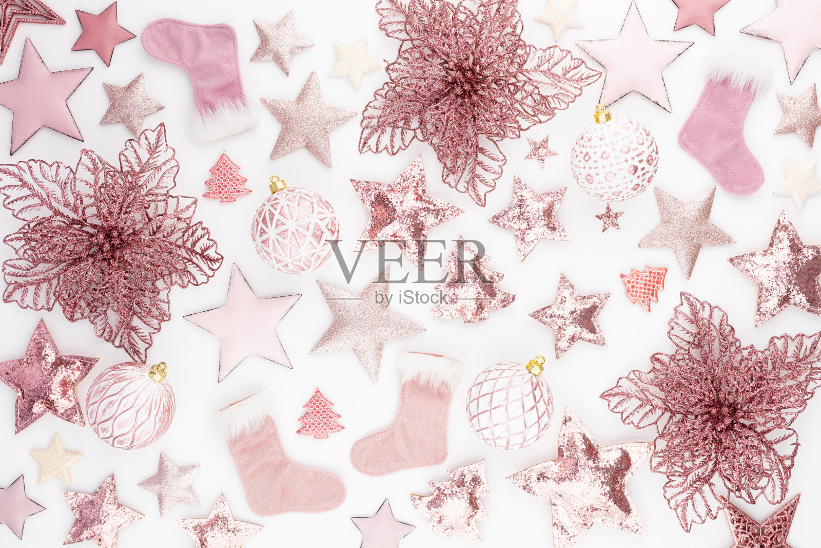 新年庆祝活动和圣诞节背景粉红色的星星和圣诞装饰顶部视图。照片摄影图片