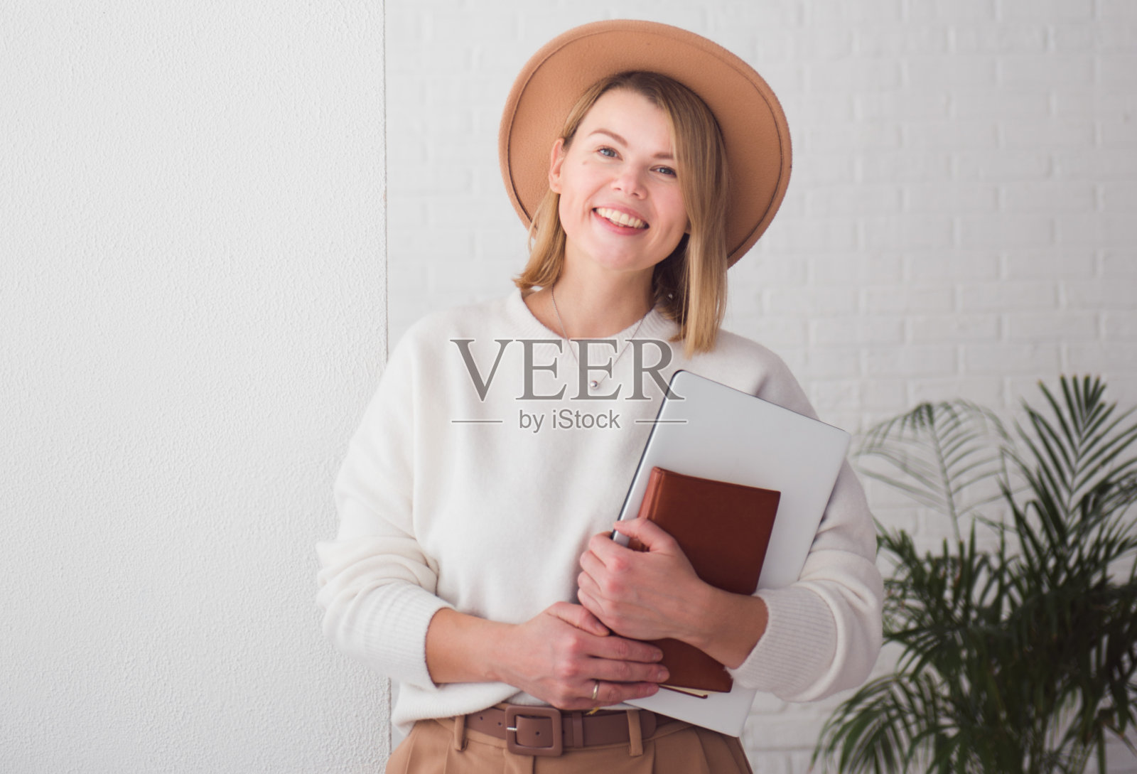 时尚的年轻女子在帽子肖像照片摄影图片