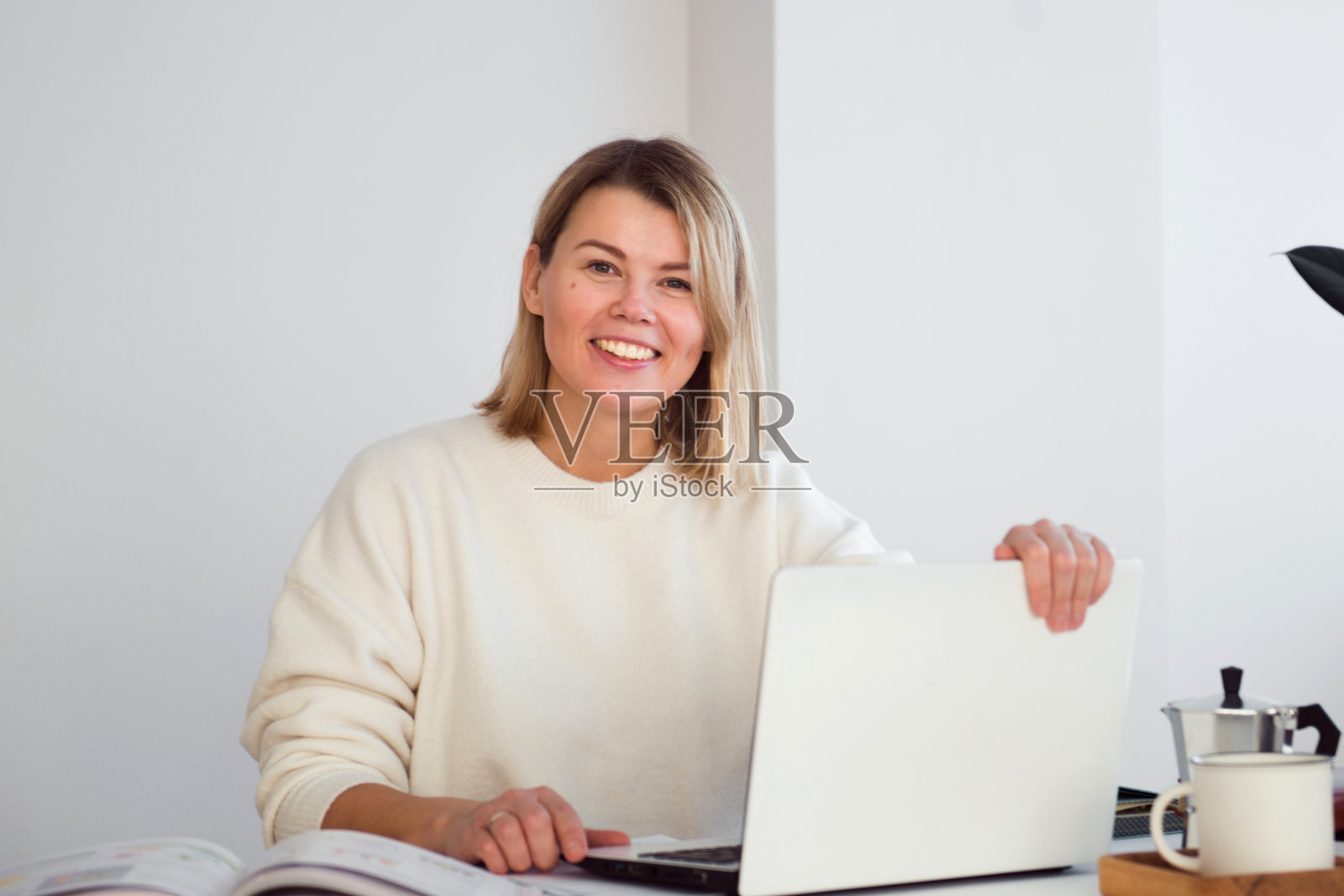 女性自由职业者，在桌子上用电脑工作照片摄影图片