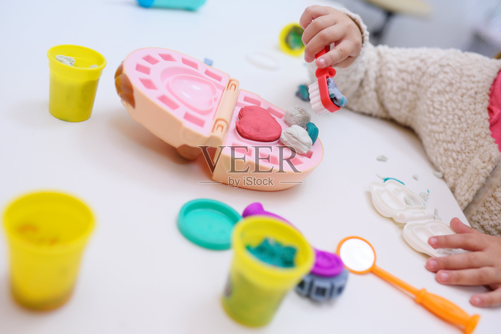 小女孩在牙医那里玩耍照片摄影图片