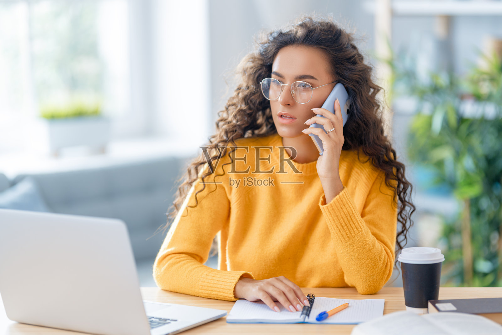 在办公室工作的女性照片摄影图片