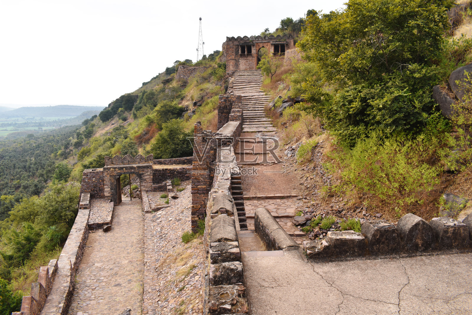 从德里门俯视图，左大门1号和右加迪达瓦扎，要塞石墙，堡垒是建于公元11世纪，印度中央邦。照片摄影图片