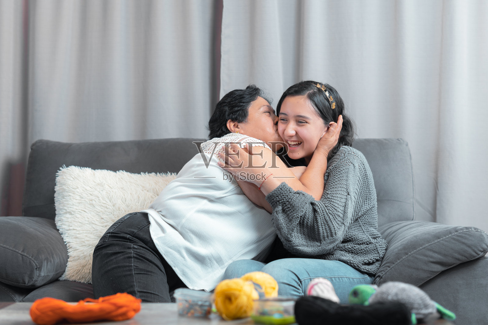 老妇60岁的拉丁祖母和她的孙女在室内玩得很开心照片摄影图片