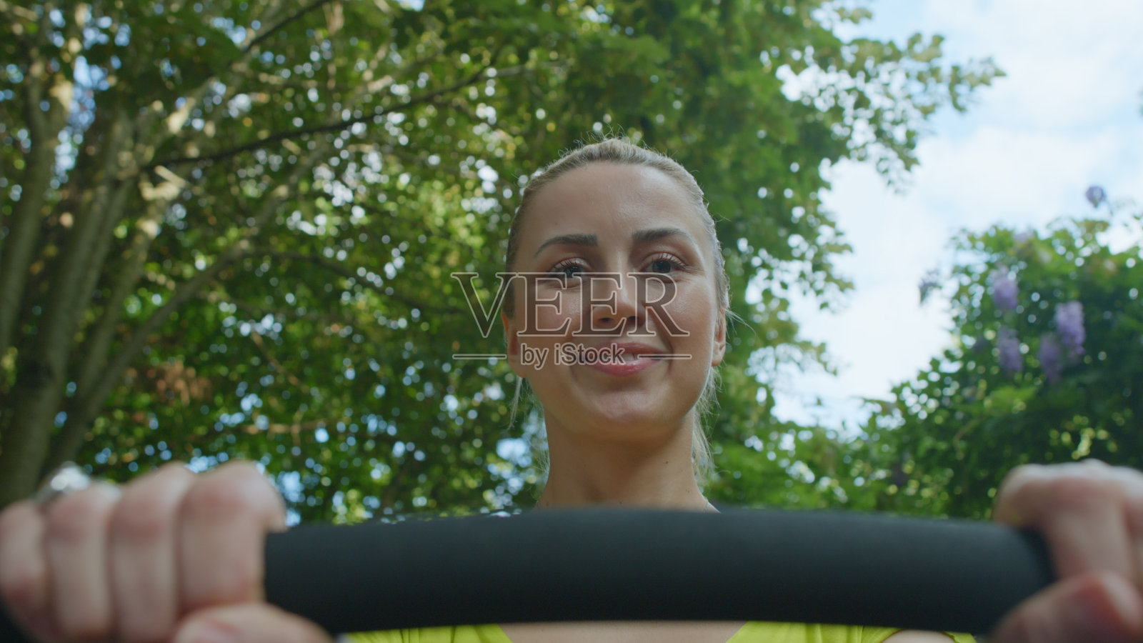 妈妈透过婴儿的眼睛。快乐的妈妈站在婴儿车上，看着她的新生儿。婴儿车里的第一人称视角。照片摄影图片