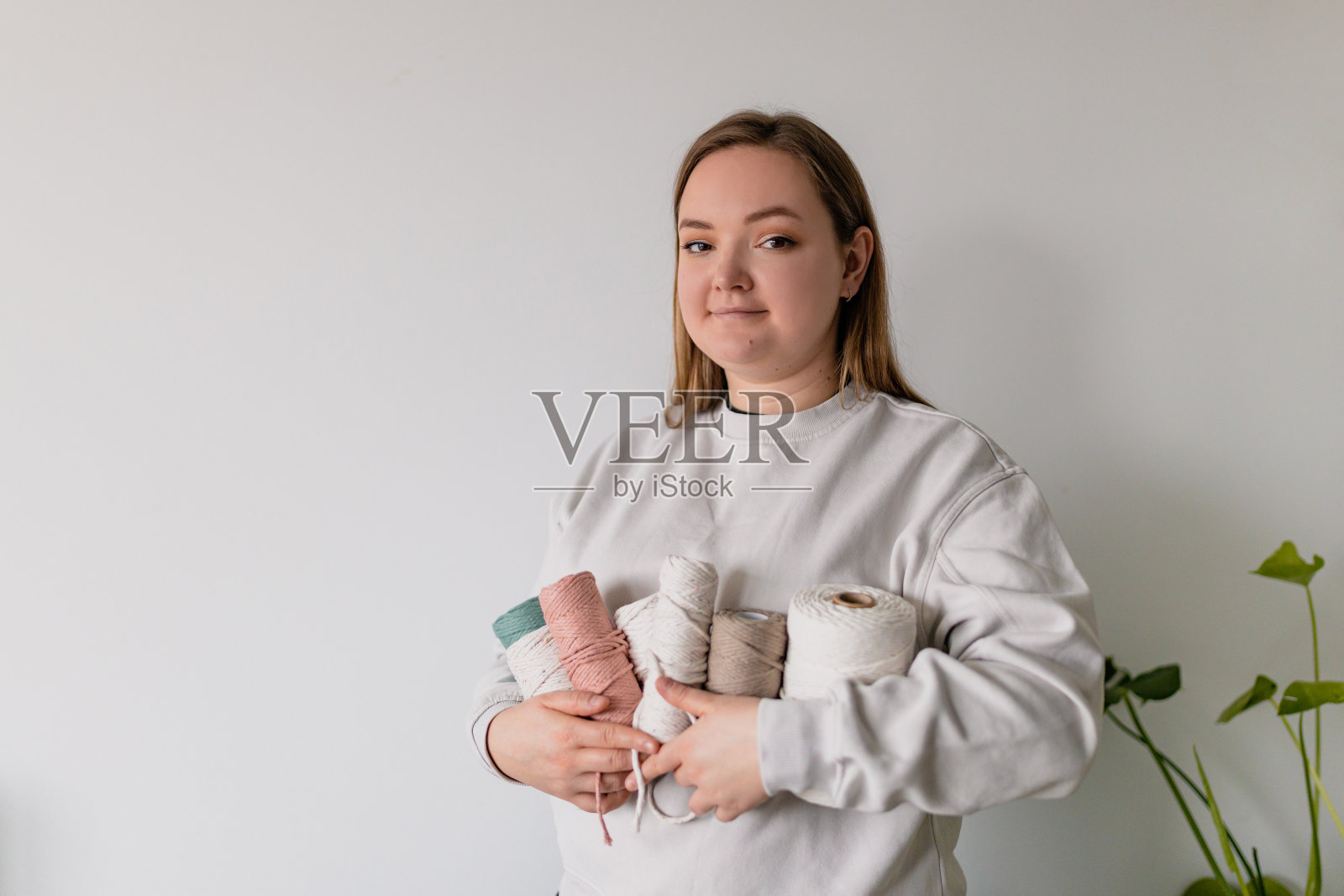 手工制作的流苏花边编织。在妇女手中以流苏形式出现的装饰品。禁止复制空间。不同类型的螺纹照片摄影图片