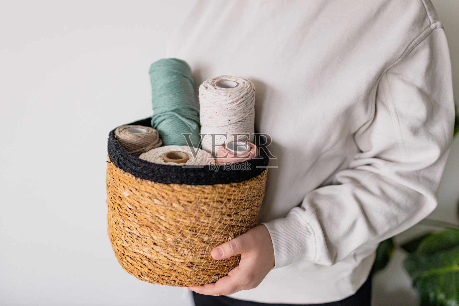 手工制作的流苏花边编织。在妇女手中以流苏形式出现的装饰品。禁止复制空间。不同类型的螺纹照片摄影图片