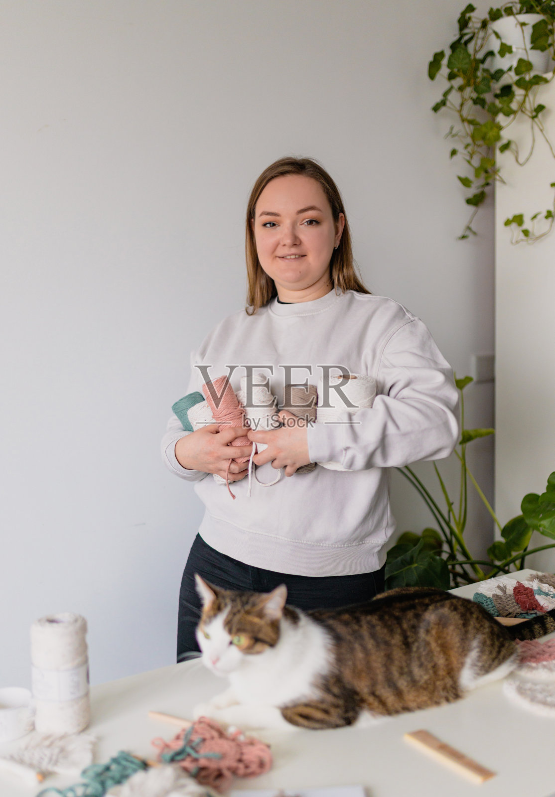 手工制作的流苏花边编织。在妇女手中以流苏形式出现的装饰品。禁止复制空间。不同类型的螺纹照片摄影图片