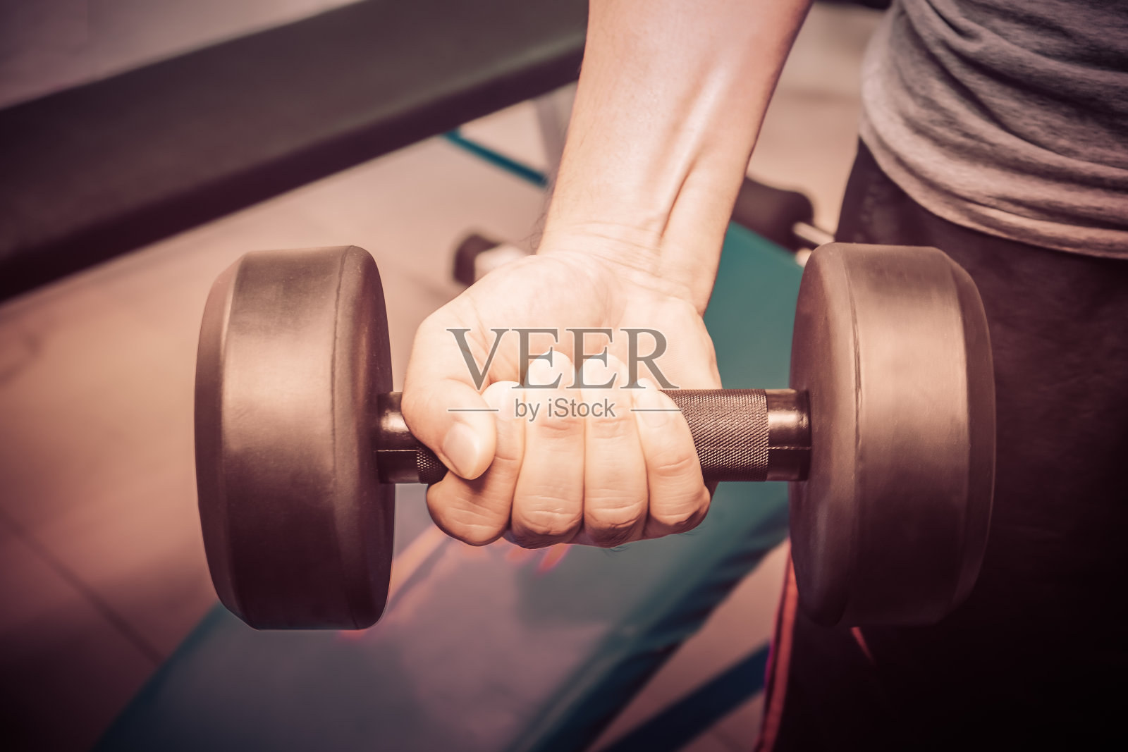 在体育馆里举哑铃照片摄影图片