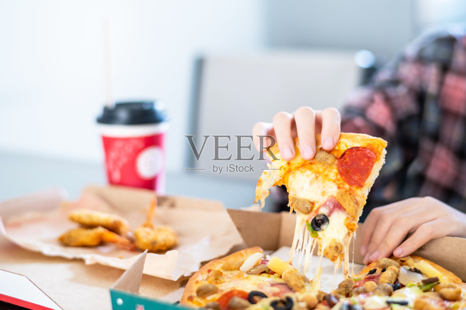 孩子的手拿着披萨照片摄影图片