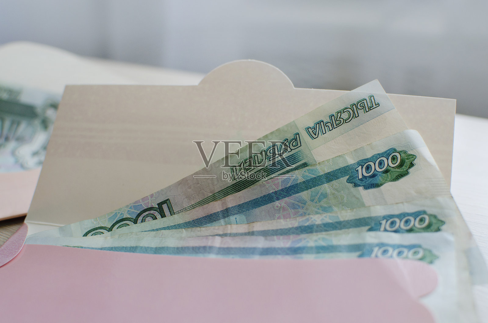 卢布钞票，白底信封里的现金。钱储蓄的概念。照片摄影图片