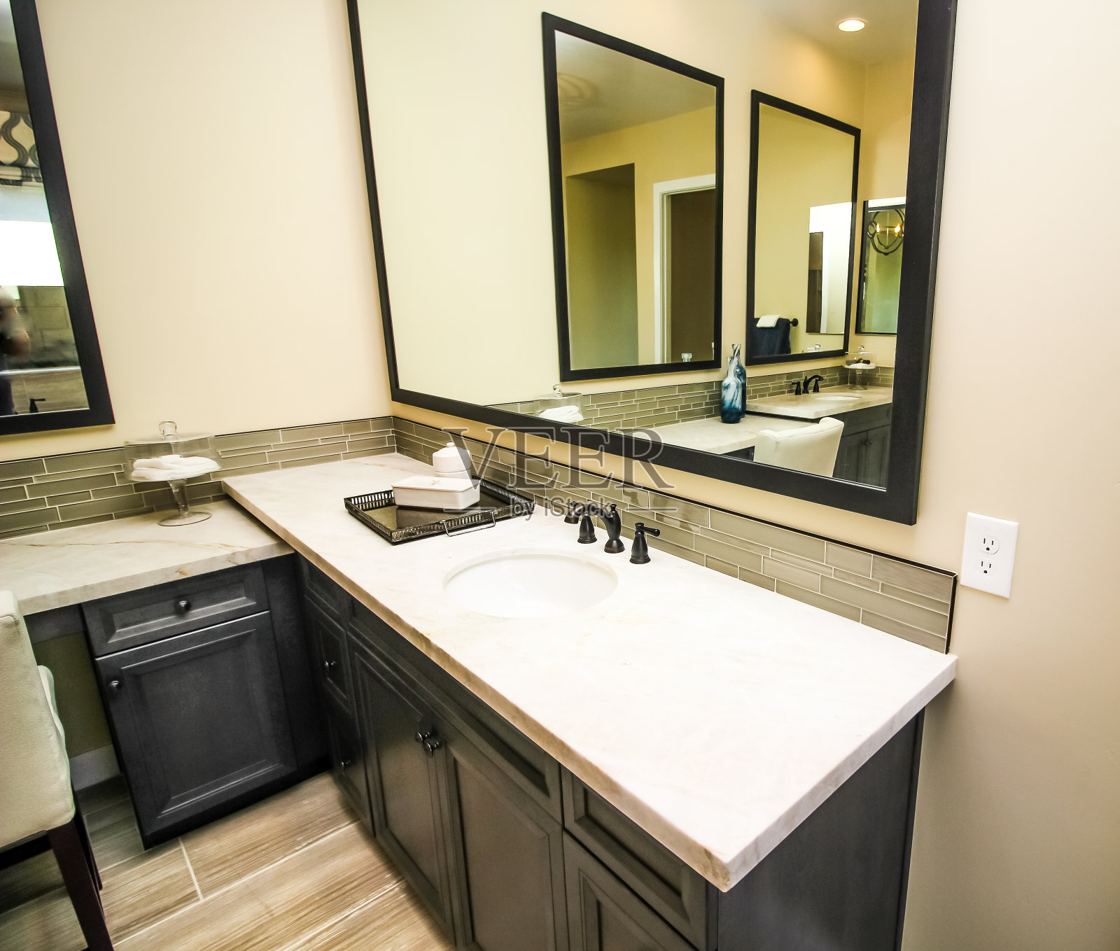 现代主浴室有多个镜子和两个独立的梳妆台照片摄影图片