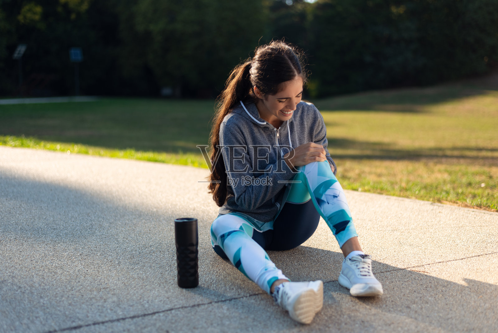 年轻的女运动员膝盖疼痛照片摄影图片