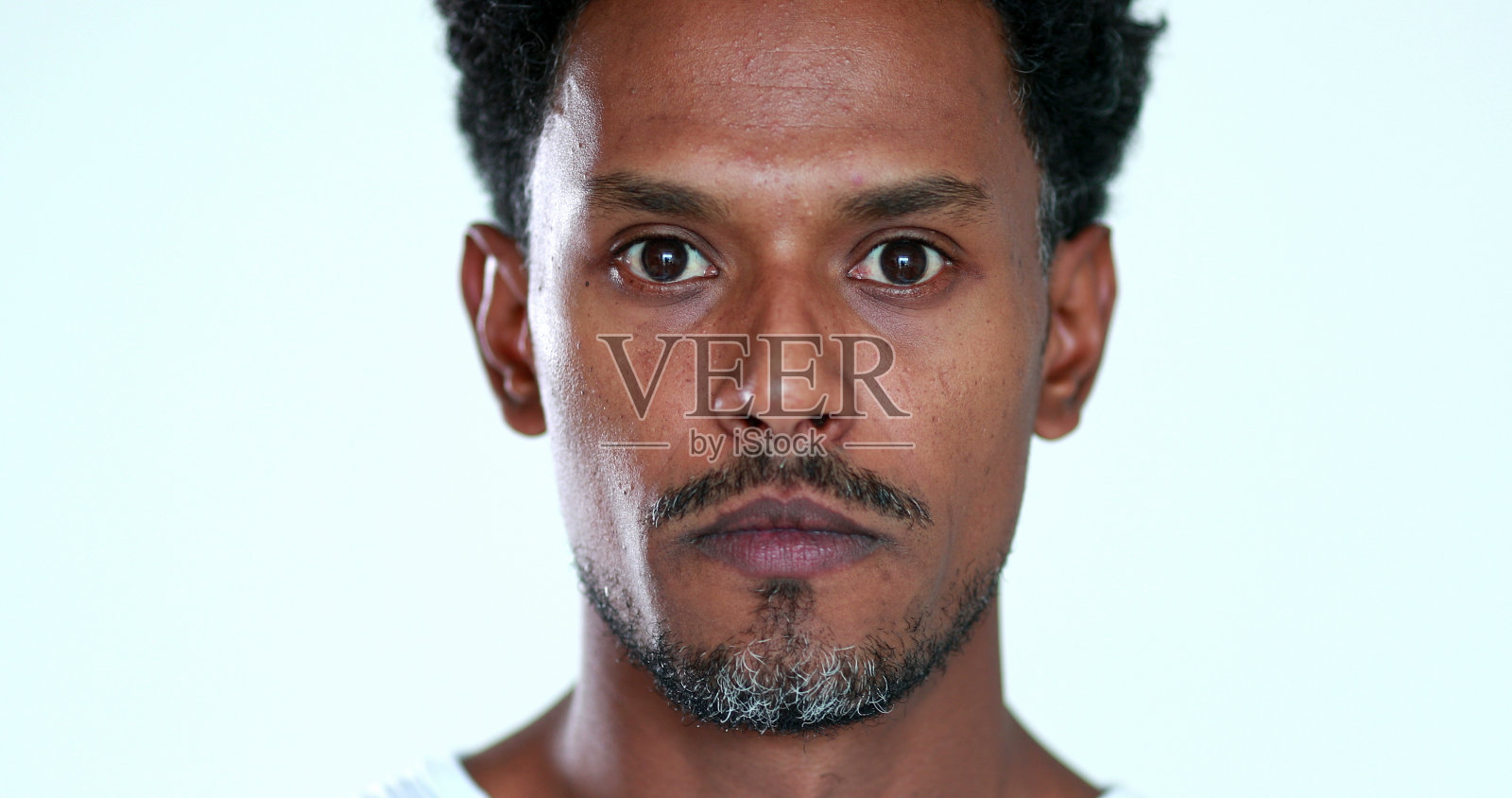 焦虑不安的非裔美国人表情表达焦虑情绪照片摄影图片