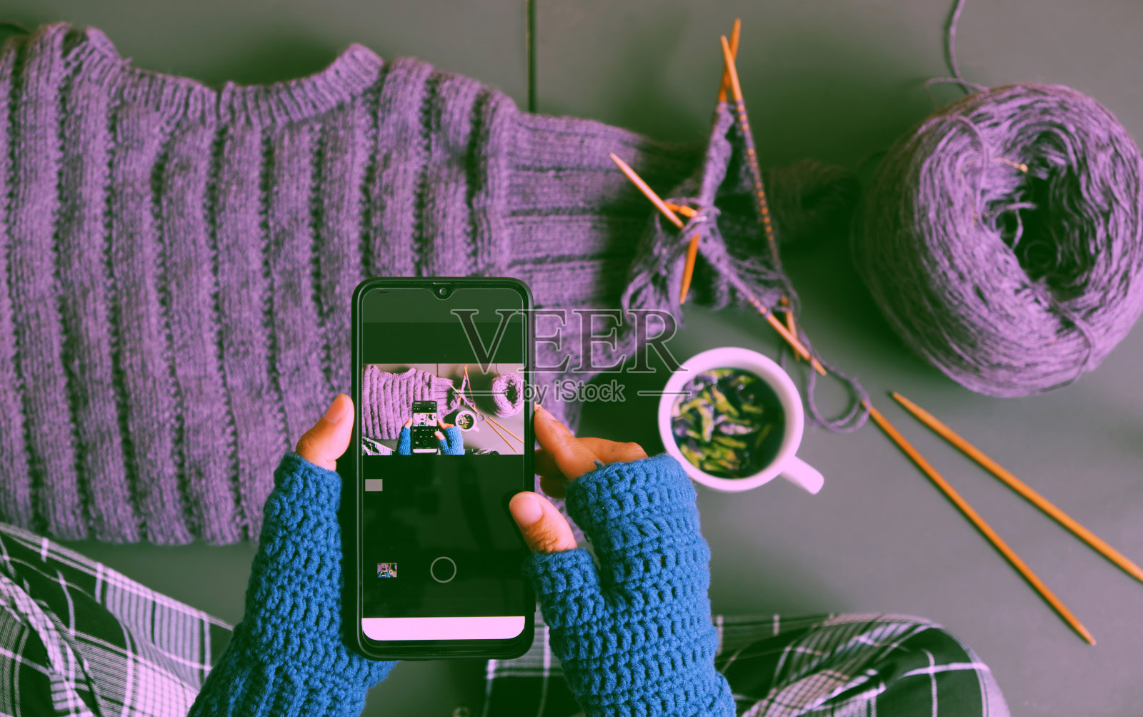 女人手穿蓝色连指手套钩针，针织紫色毛衣为GIF照片摄影图片