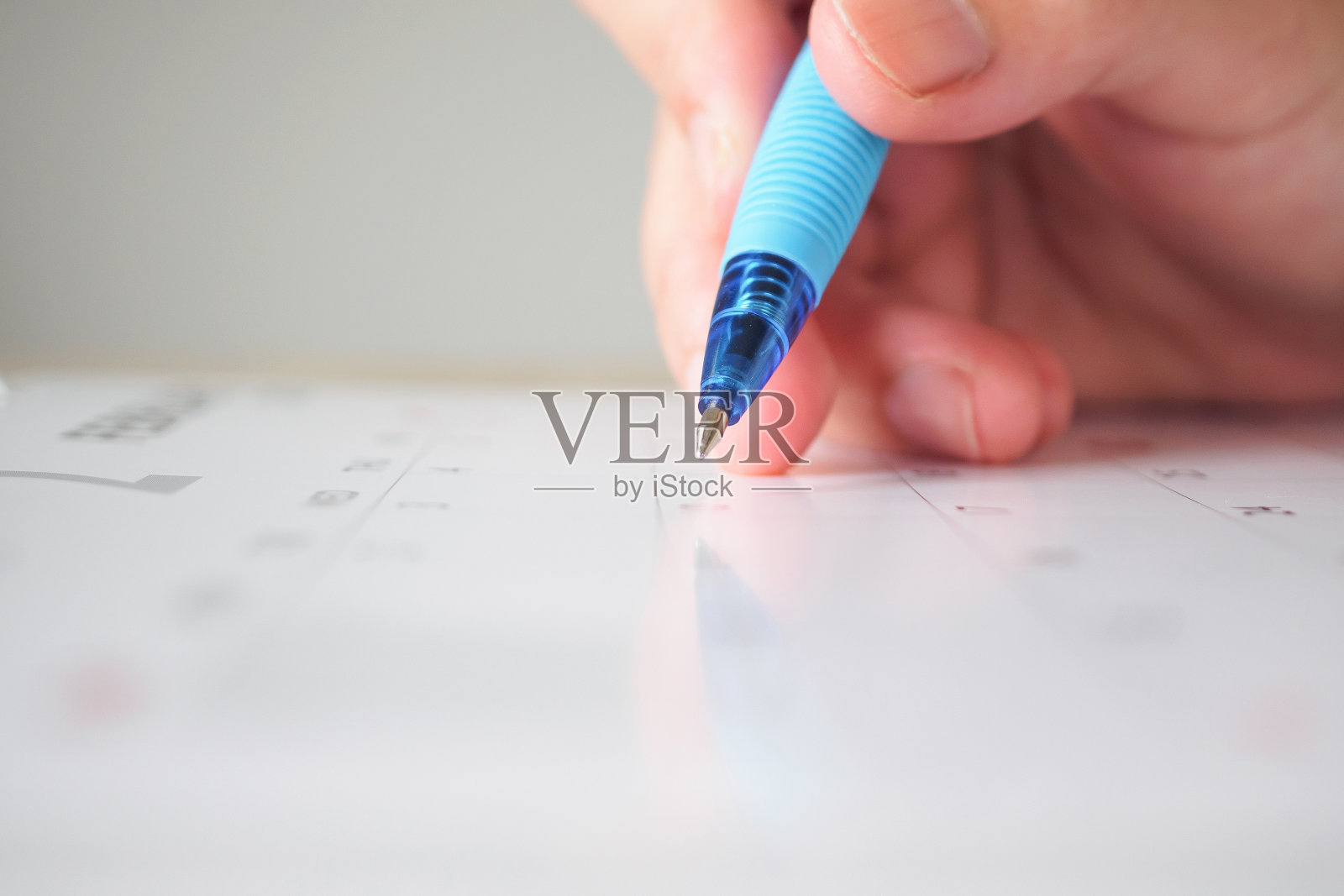 女人用手用笔在日历上书写日期商业计划预约会议概念照片摄影图片