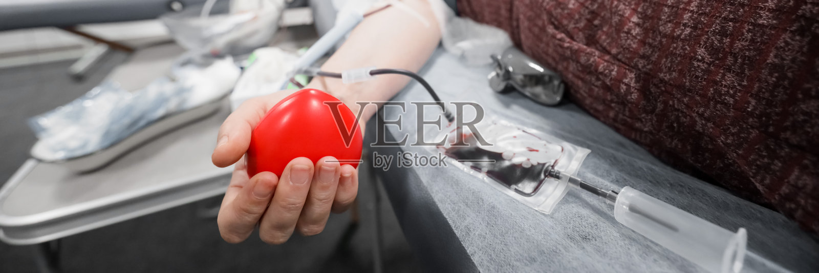 一个男人在沙发上献血照片摄影图片