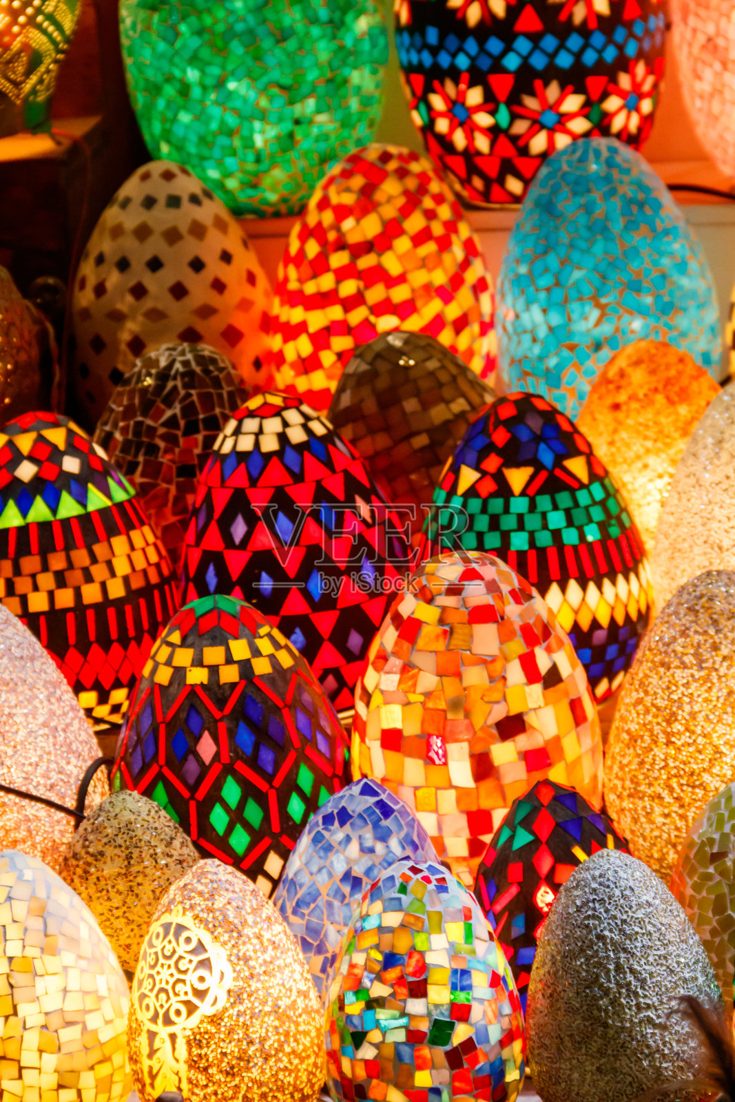 埃及沙姆沙伊赫夜市上的埃及蛋形马赛克灯照片摄影图片