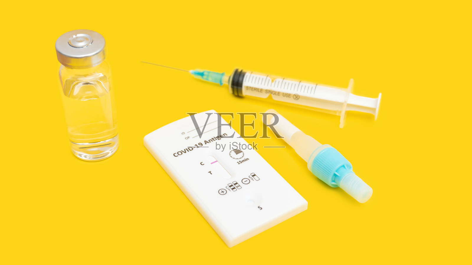 病毒疾病COVID-19抗原快速检测试剂盒，阳性结果，黄色背景俯视图，复制空白照片摄影图片