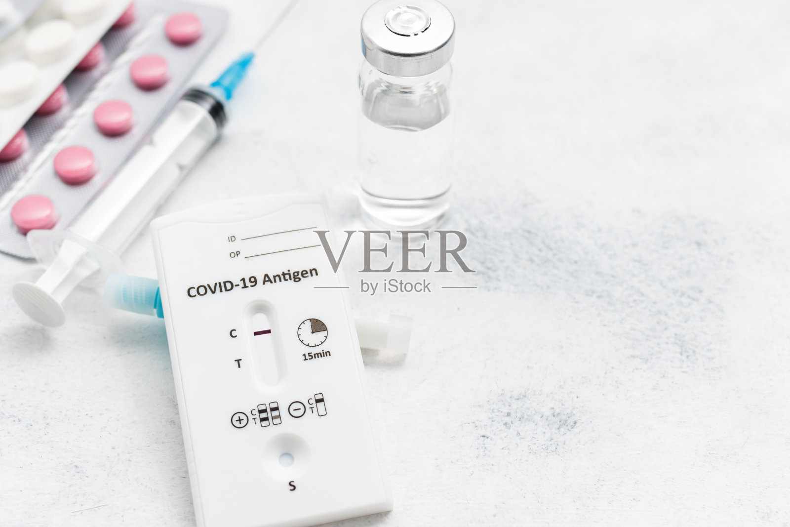 新型冠状病毒病抗原快速检测试剂盒阴性、药物治疗、药丸、白底玻璃小瓶照片摄影图片