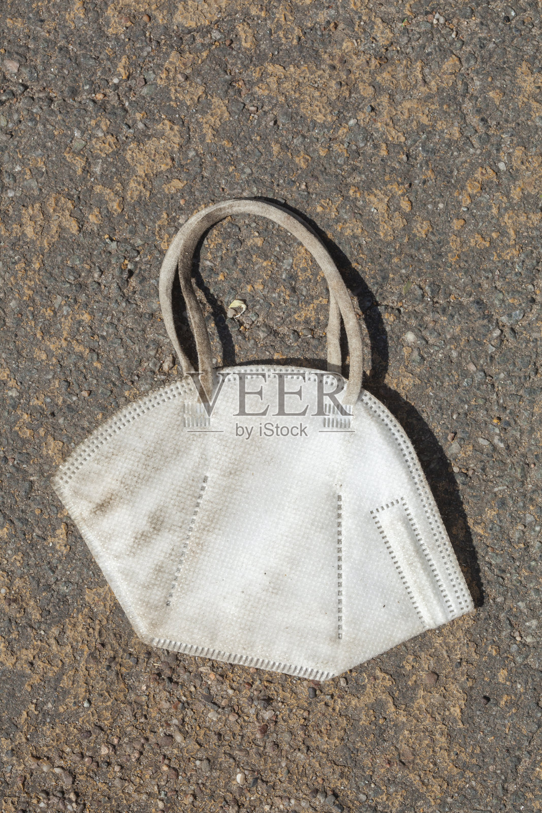 丢弃的FFP2呼吸器躺在地板上，Coronamüll，德国，欧洲照片摄影图片