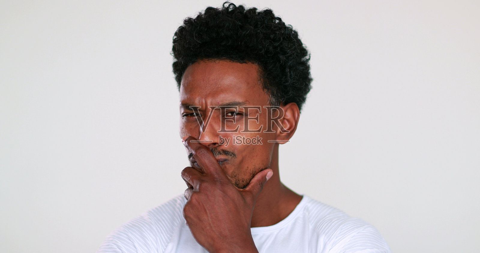 沉思的非洲裔美国人肖像看着相机决定。深思熟虑的黑人在思考决定照片摄影图片