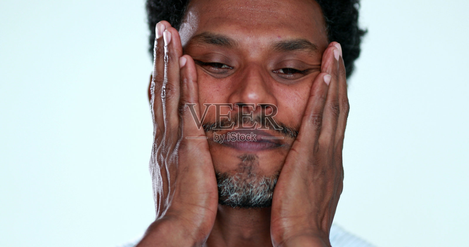 人自我按摩自己的脸休息和感觉放松照片摄影图片