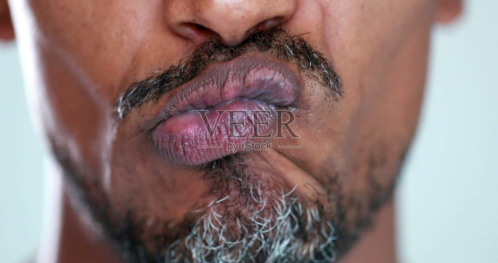 人嘴闭感厌恶，异族男子厌恶情绪照片摄影图片