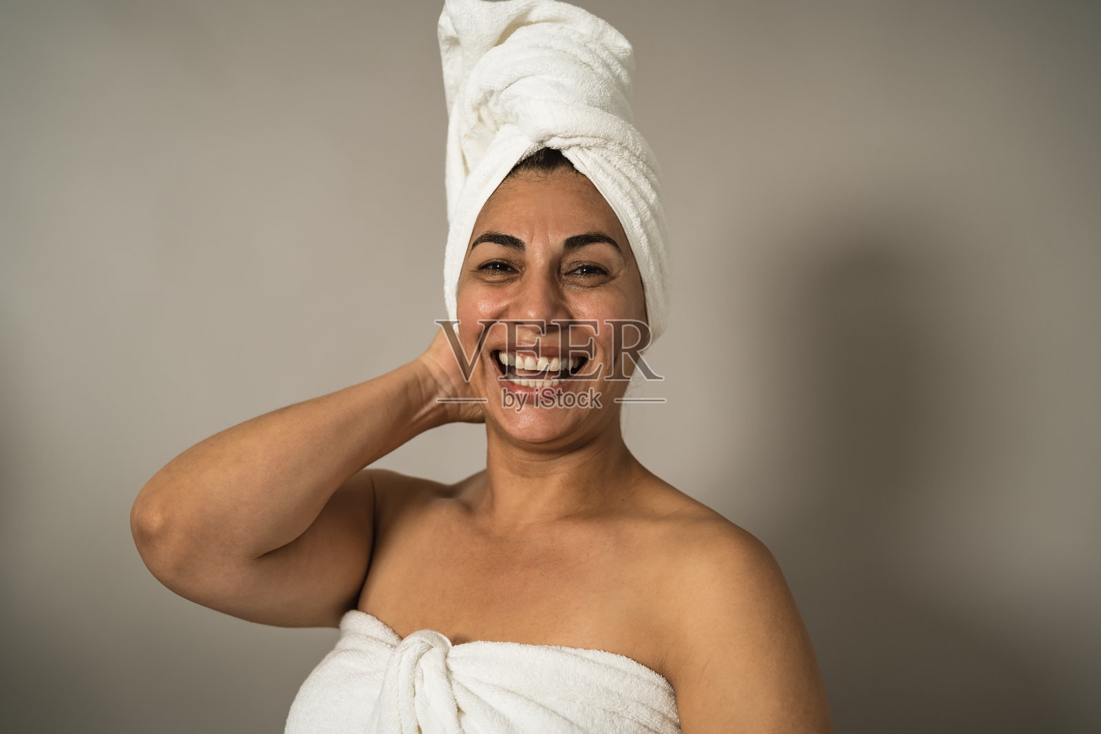 快乐拉丁成熟女性拥有护肤spa日-人的健康生活方式理念照片摄影图片