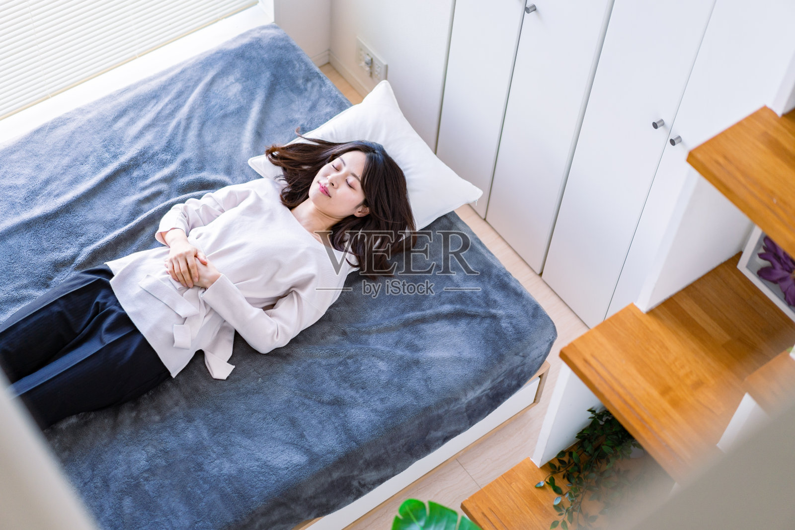 年轻女子在床上打盹照片摄影图片