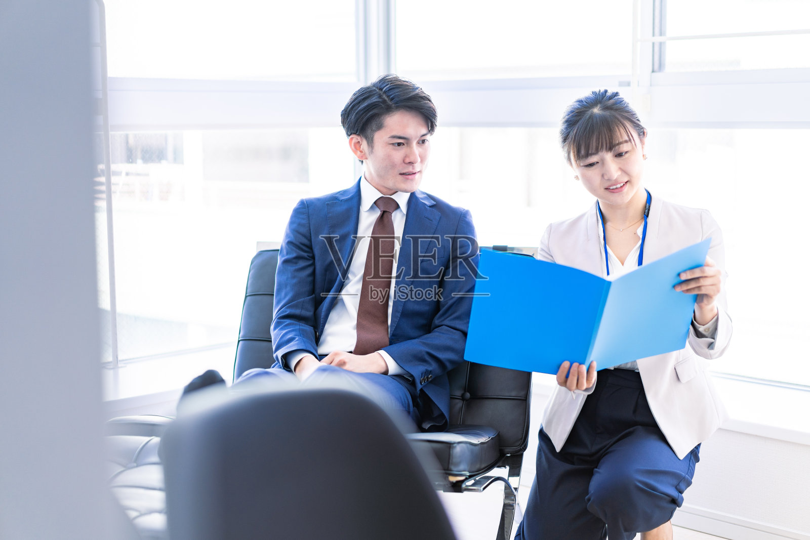 一个年轻的商人和他的秘书照片摄影图片