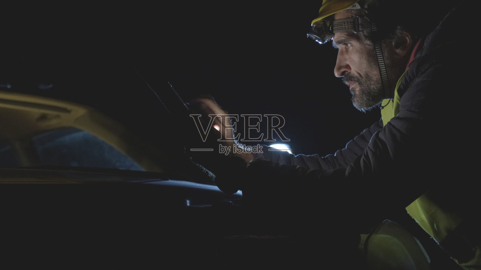 夜间在野外工作的高压工程师。可持续能源。照片摄影图片