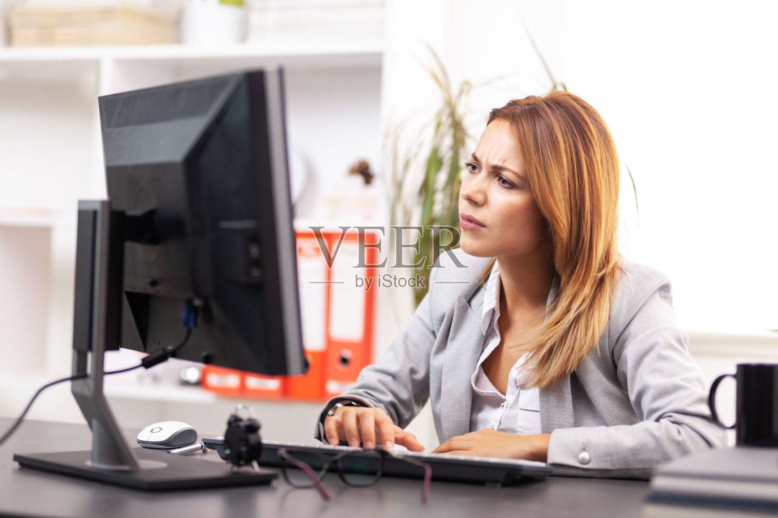 办公室里的正经女商人照片摄影图片