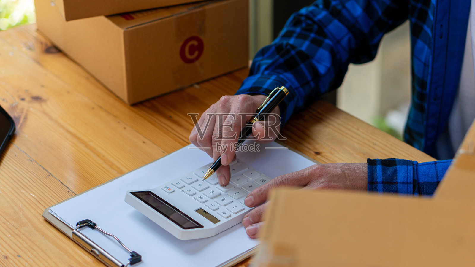 用智能手机和笔记本电脑进行商务检查、在线营销、包装箱、中小企业销售商、概念、电子商务团队、在线销售照片摄影图片