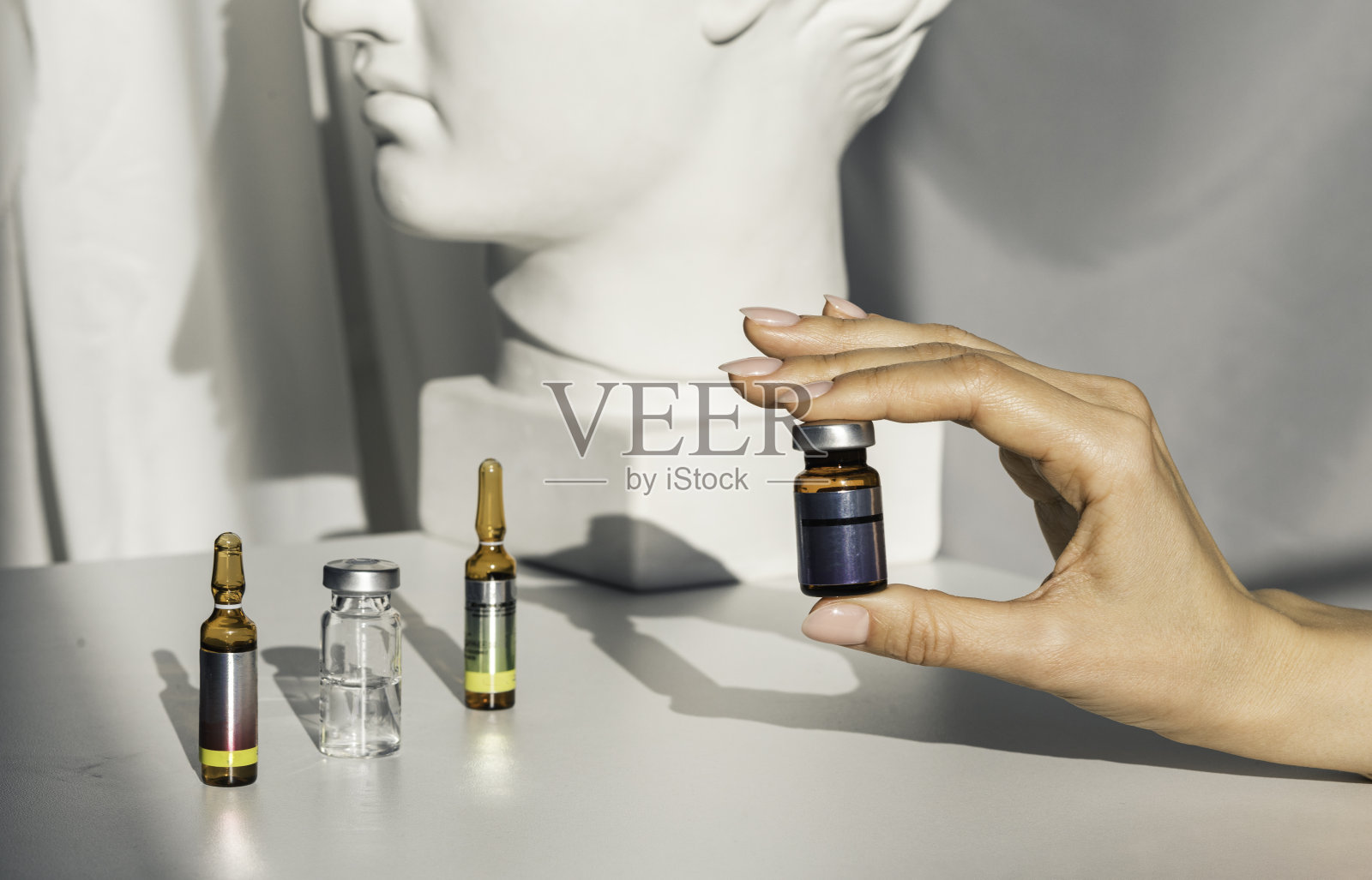 美容注射肉毒杆菌素。美容师准备在脸上注射肉毒杆菌。门诊注射肉毒杆菌美容。整容手术照片摄影图片