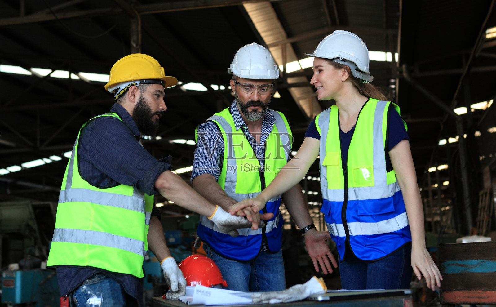 工程师团队全面技能素质为维护和培训工业工厂工人，仓库车间为工厂操作人员，机械工程团队生产。照片摄影图片