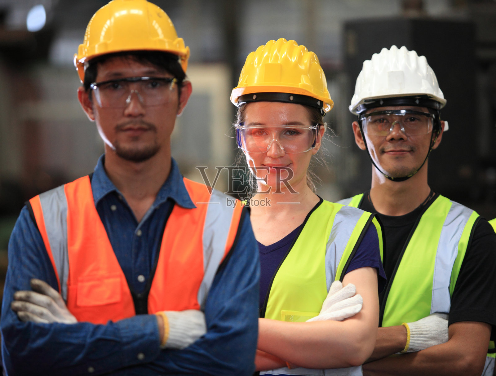 工程师团队全面技能素质为维护和培训工业工厂工人，仓库车间为工厂操作人员，机械工程团队生产。照片摄影图片