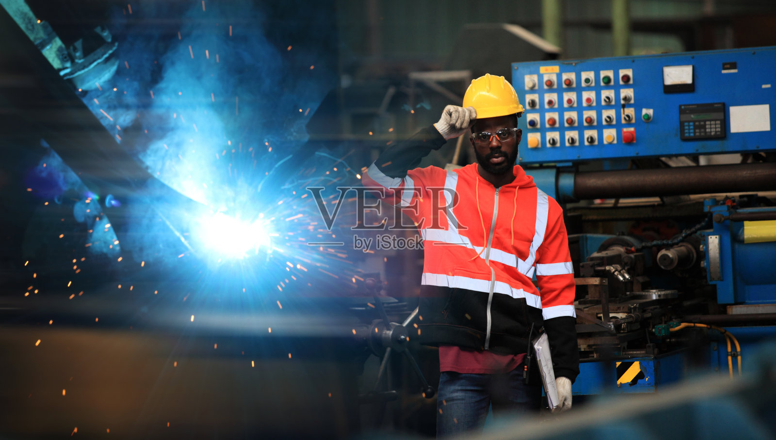 非裔美籍工程师技能素质，维修保养，培训工业工厂工人，仓库车间为工厂操作人员，机械工程团队生产。照片摄影图片