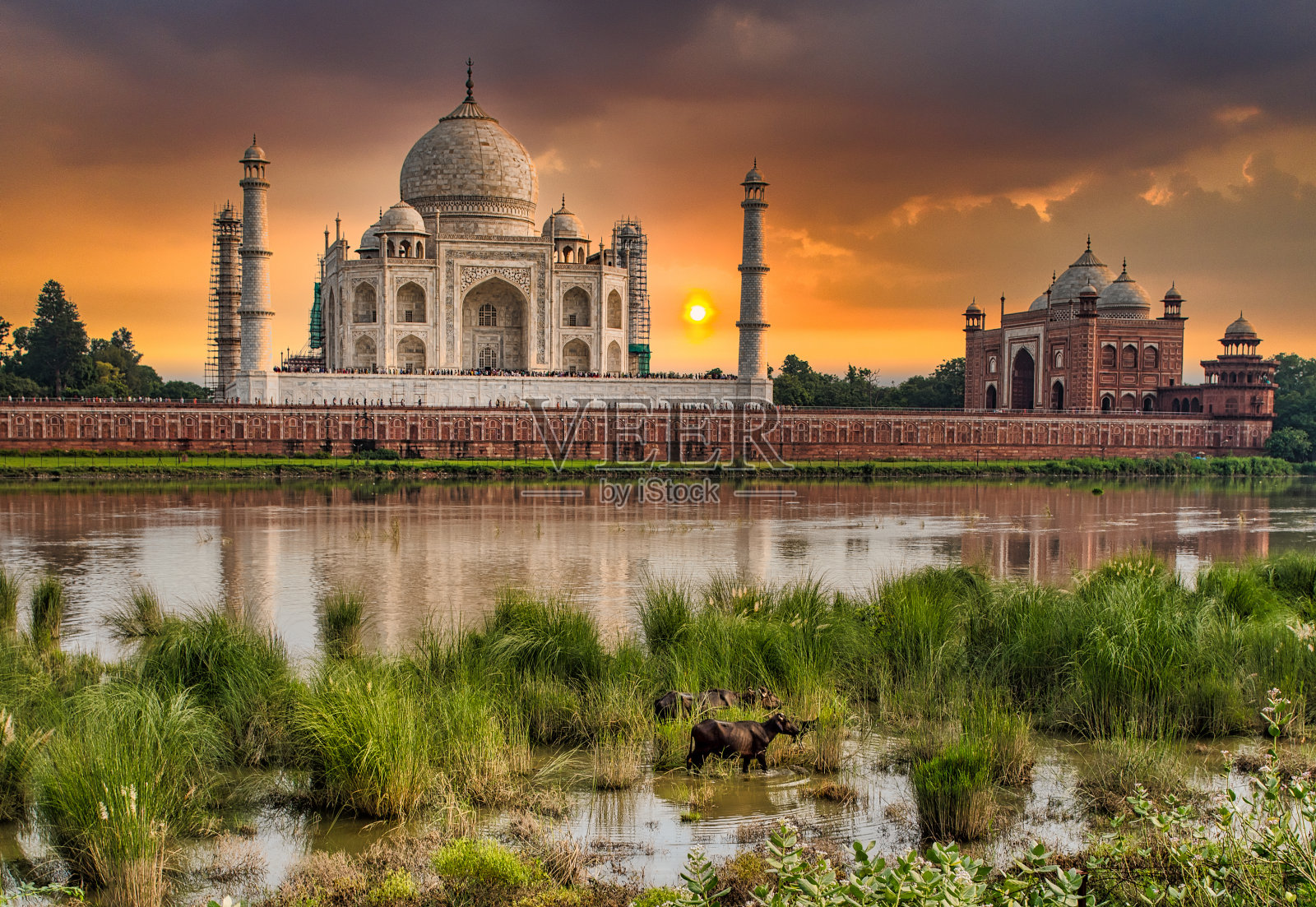 光荣的泰姬陵和亚穆纳河照片摄影图片