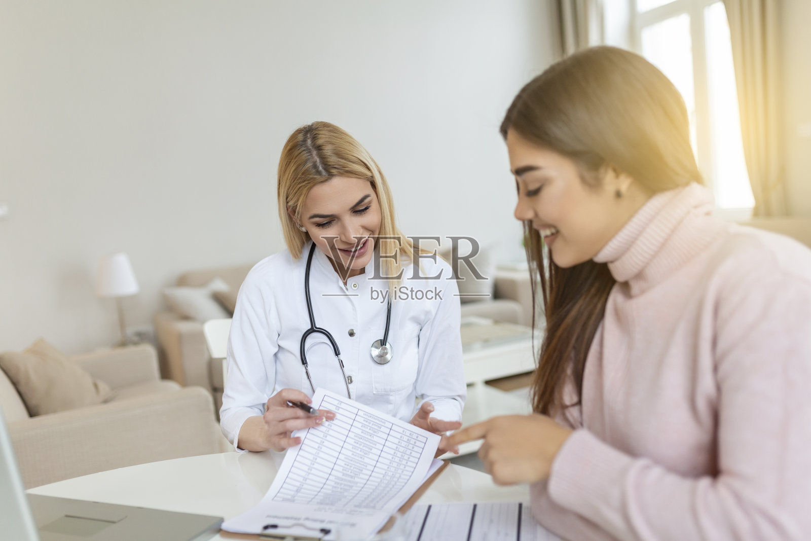 医疗保健概念-医生和病人在医院。医生在办公室工作，倾听病人，她解释她的症状，保健和援助的概念照片摄影图片