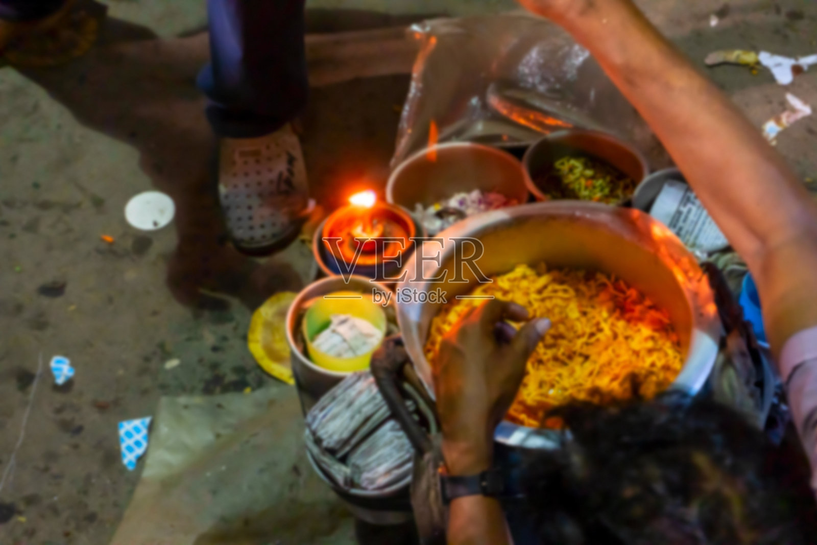 印度西孟加拉邦豪拉的模糊图像。Ghoti garam，路边美味的印度孟加拉菜，在孟加拉新年(又称嘎詹节或查拉克节)晚上准备出售。照片摄影图片