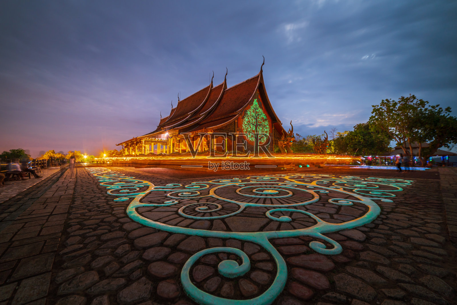 诗琳通瓦拉姆富普罗寺的摩迦布茶日烛光照片摄影图片