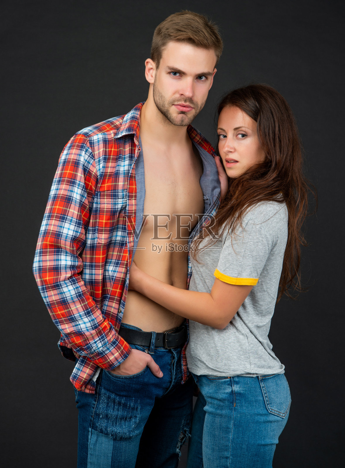 拥抱在一起的年轻男女照片摄影图片