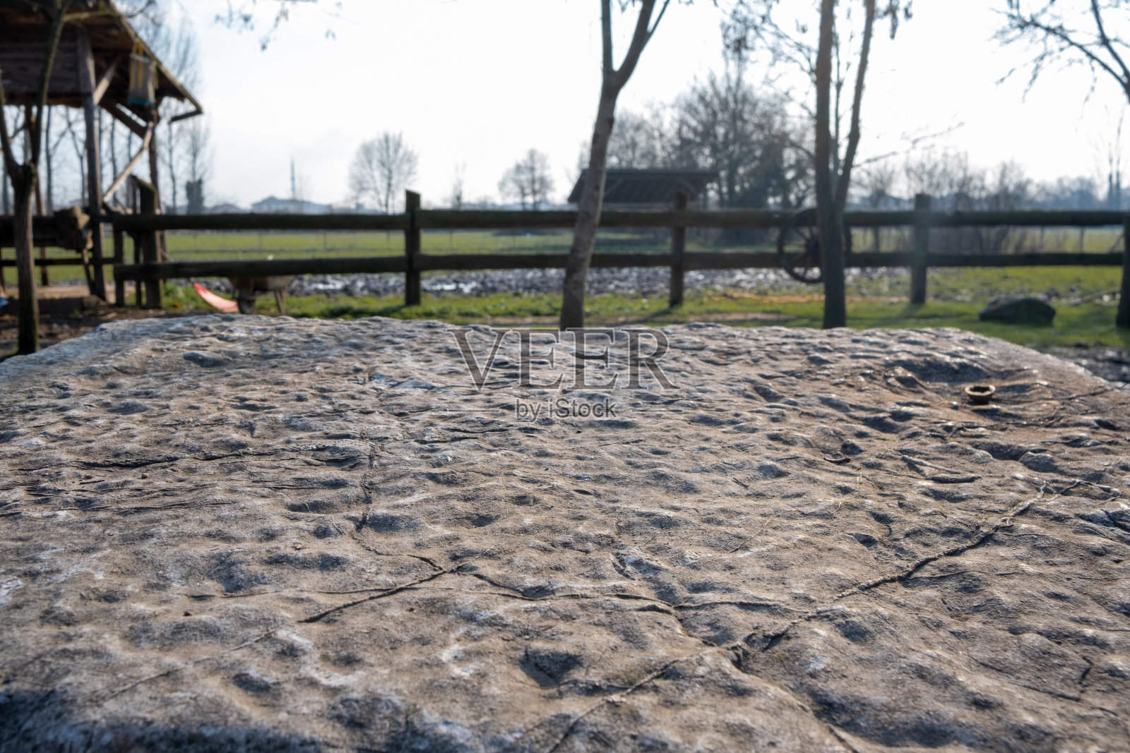 选择性空岩石前面抽象模糊的室外背景照片摄影图片