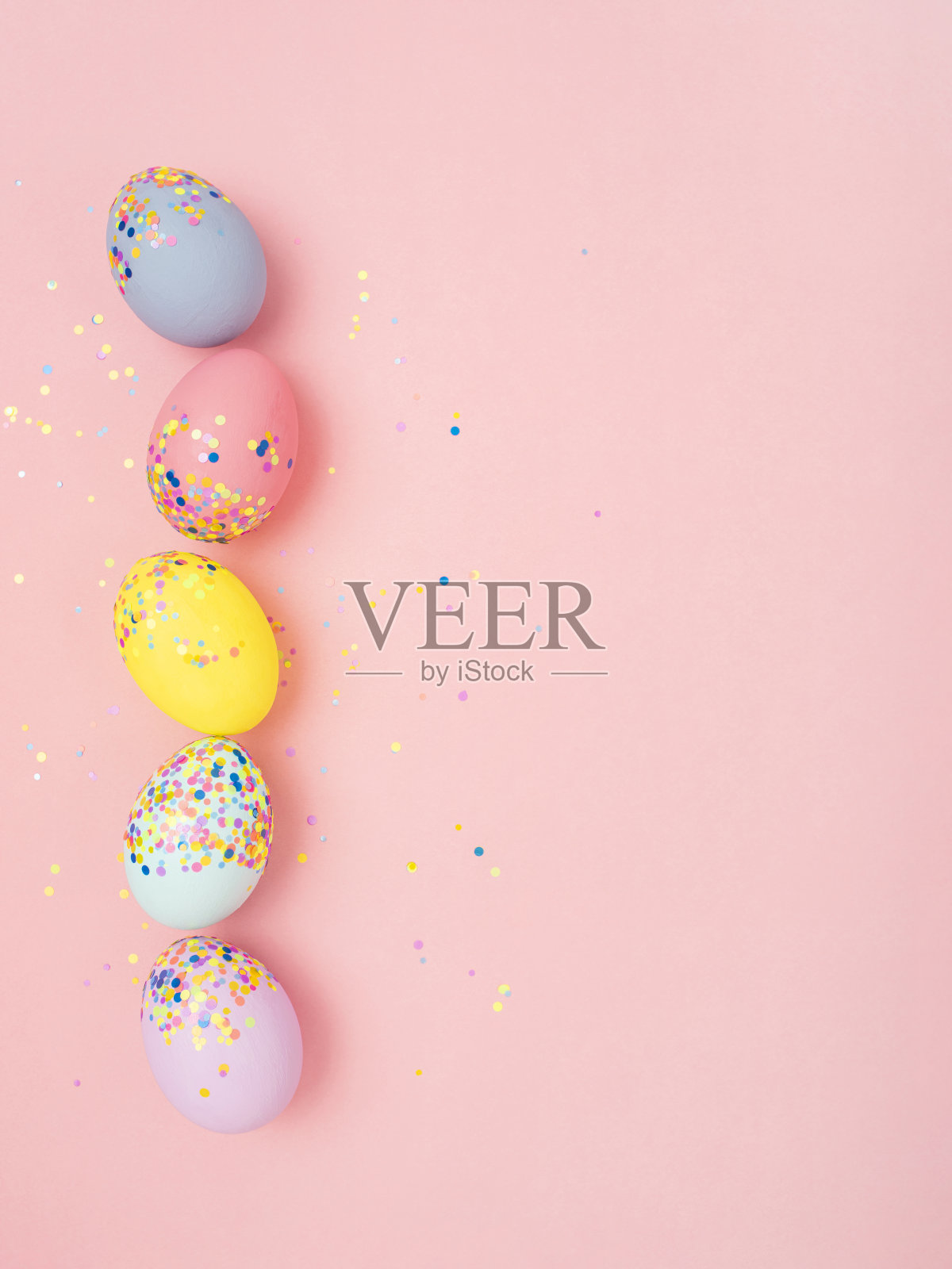 传统的复活节装饰框架彩色的鸡蛋排成一排。照片摄影图片