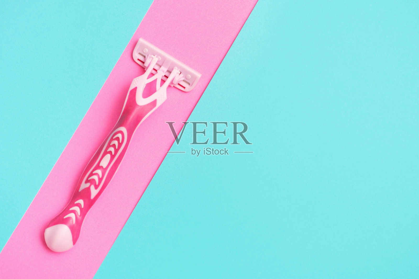 剃刀在蓝色和粉红色背景特写复制空间。照片摄影图片